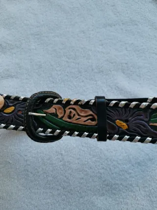Cinturón de cuero con diseño floral
