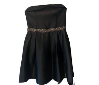 Vestido de fiesta Zara negro con pedrería