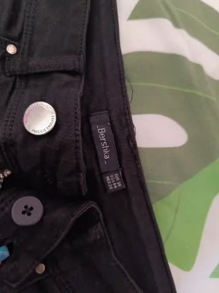 Pantalon negro tiro bajo y2k bershka