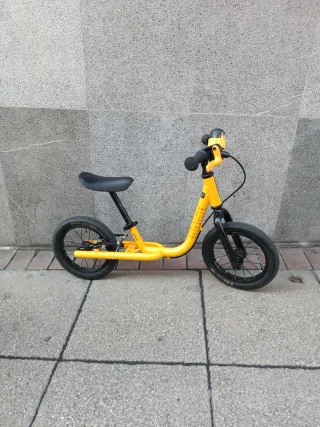 Bicicleta de equilibrio Btwin amarilla