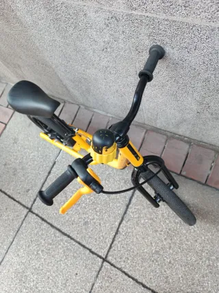 Bicicleta de equilibrio Btwin amarilla