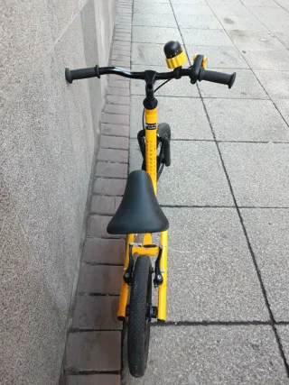 Bicicleta de equilibrio Btwin amarilla