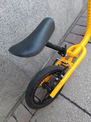 Bicicleta de equilibrio Btwin amarilla