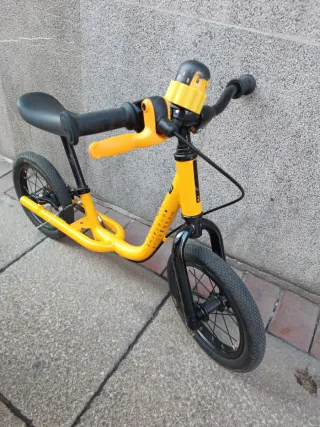 Bicicleta de equilibrio Btwin amarilla