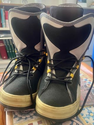 Botas de nieve negras y grises