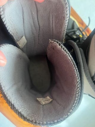 Botas de nieve negras y grises