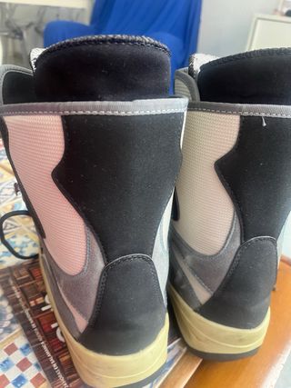 Botas de nieve negras y grises