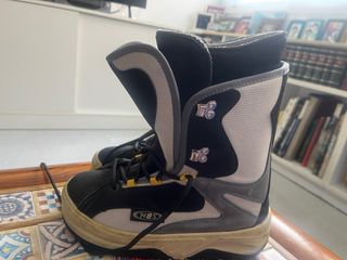 Botas de nieve negras y grises