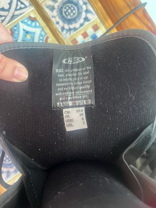 Botas de nieve negras y grises