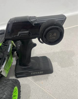 Coche teledirigido verde y negro