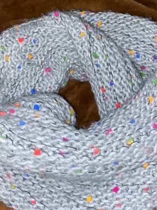 Bufanda gris con topos multicolor