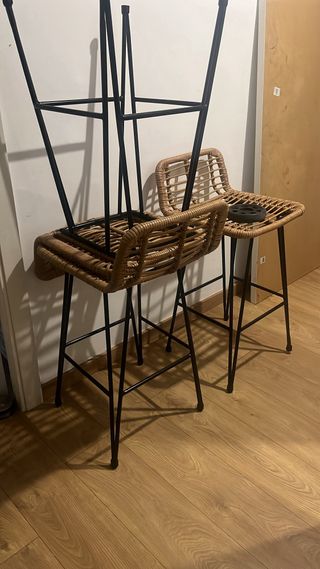 Taburetes altos ratán y metal
