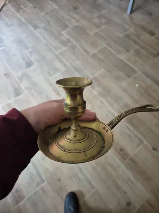 Candelabro de metal dorado