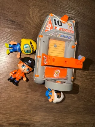 Barco de rescate con figuras
