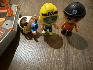 Barco de rescate con figuras