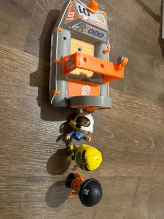 Barco de rescate con figuras