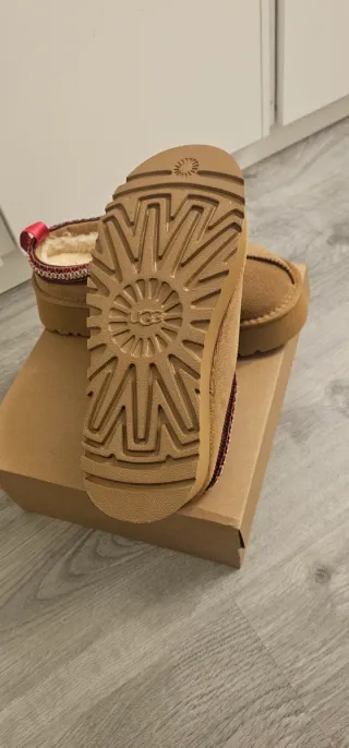 Zuecos UGG Marrones con Detalles Rojos