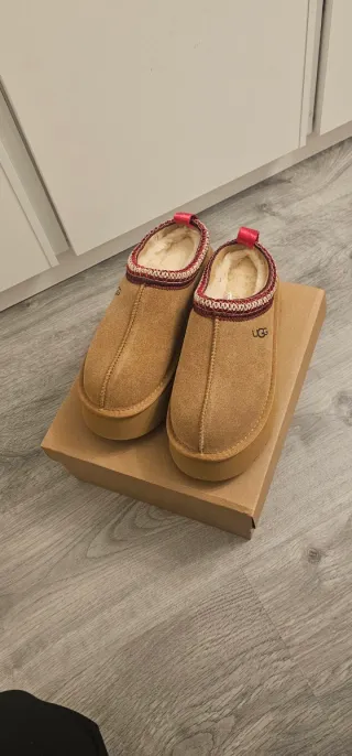 Zuecos UGG Marrones con Detalles Rojos