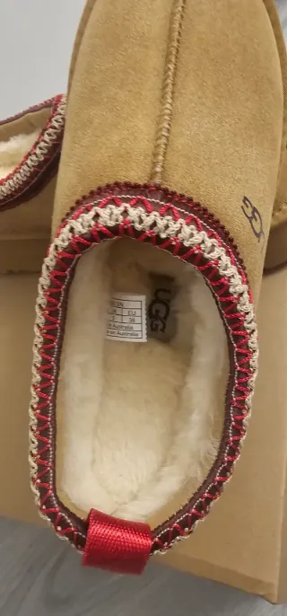 Zuecos UGG Marrones con Detalles Rojos