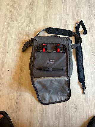 Mochila portaordenadores y tablet gris y negra