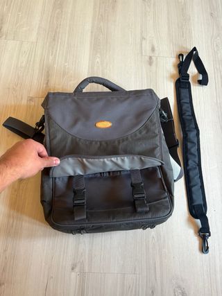 Mochila portaordenadores y tablet gris y negra