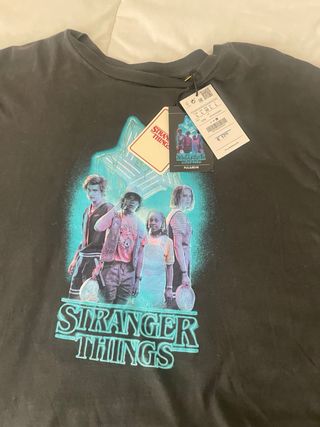 Camiseta Stranger Things Pull&Bear Negra