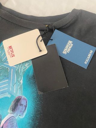 Camiseta Stranger Things Pull&Bear Negra