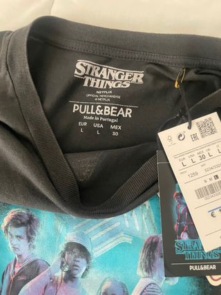 Camiseta Stranger Things Pull&Bear Negra