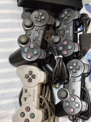 Console PlayStation 2 nera + 4 giochi + 4 controller