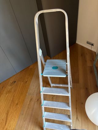 Escalera plegable de aluminio