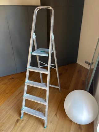 Escalera plegable de aluminio