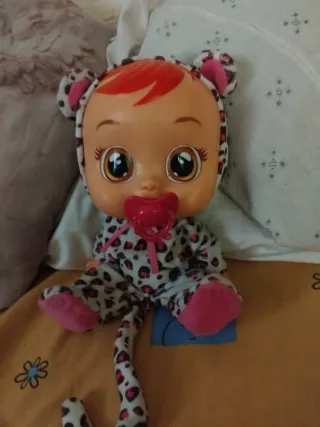 Muñeca Cry Babies con pijama de leopardo