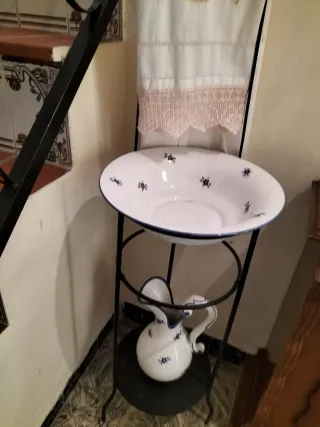 Lavabo antiguo de cerámica con jarra