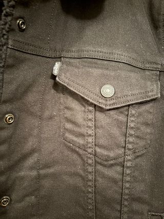 Chaqueta Levi’s negra con borreguito – talla XL