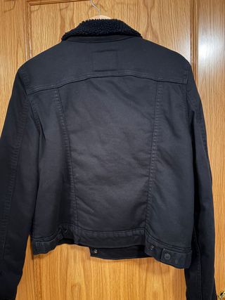 Chaqueta Levi’s negra con borreguito – talla XL