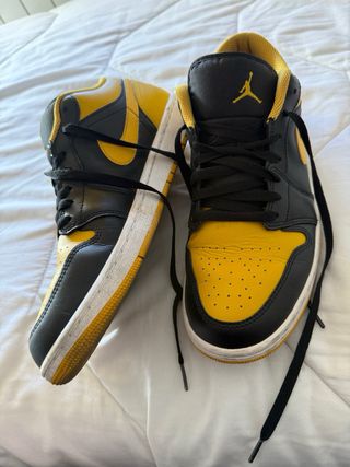 Zapatillas Air Jordan 1 Low Negras y Amarillas T43