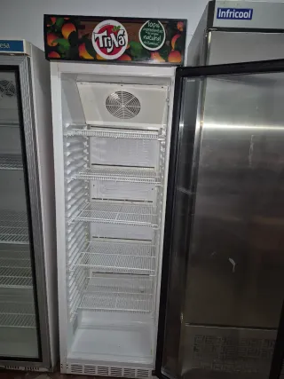 Nevera expositora vertical