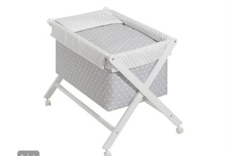 Minicuna con ruedas y estampado de estrellas