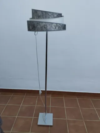 Lampada da terra moderna argentata