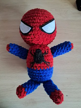 Spiderman de ganchillo hecho a mano