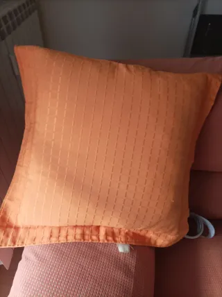 Cojín naranja texturizado, hay más de 1. Son grand