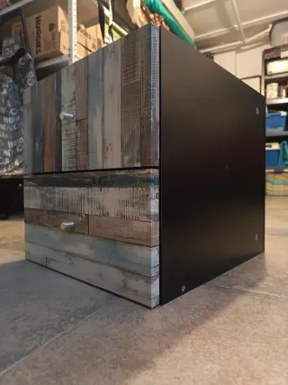 Cajonera negra con diseño de madera, ikea