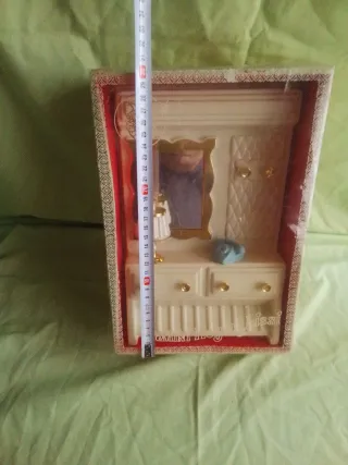 Mueble de muñeca antiguo