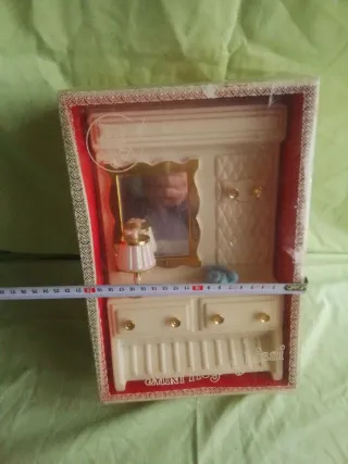 Mueble de muñeca antiguo