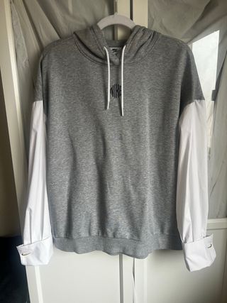 Sudadera Nike gris y blanca mangas camisa