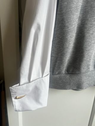Sudadera Nike gris y blanca mangas camisa