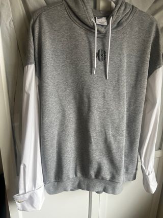 Sudadera Nike gris y blanca mangas camisa
