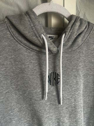 Sudadera Nike gris y blanca mangas camisa