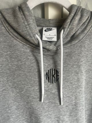 Sudadera Nike gris y blanca mangas camisa