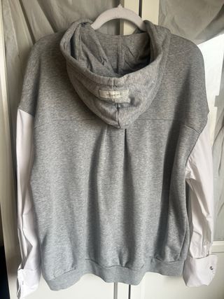 Sudadera Nike gris y blanca mangas camisa